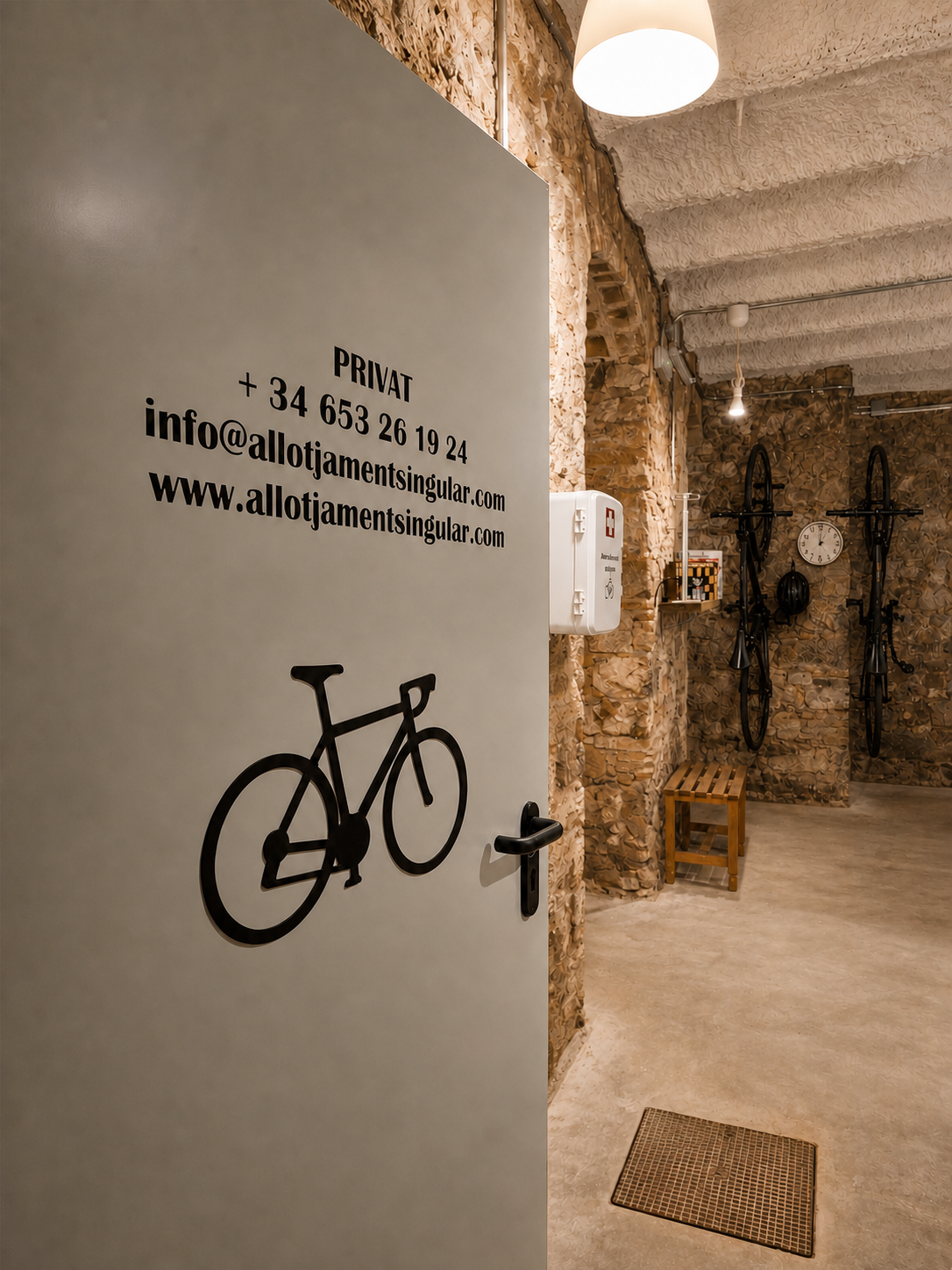Accés privat a la zona de bicicletes amb bicicletes penjades a la paret