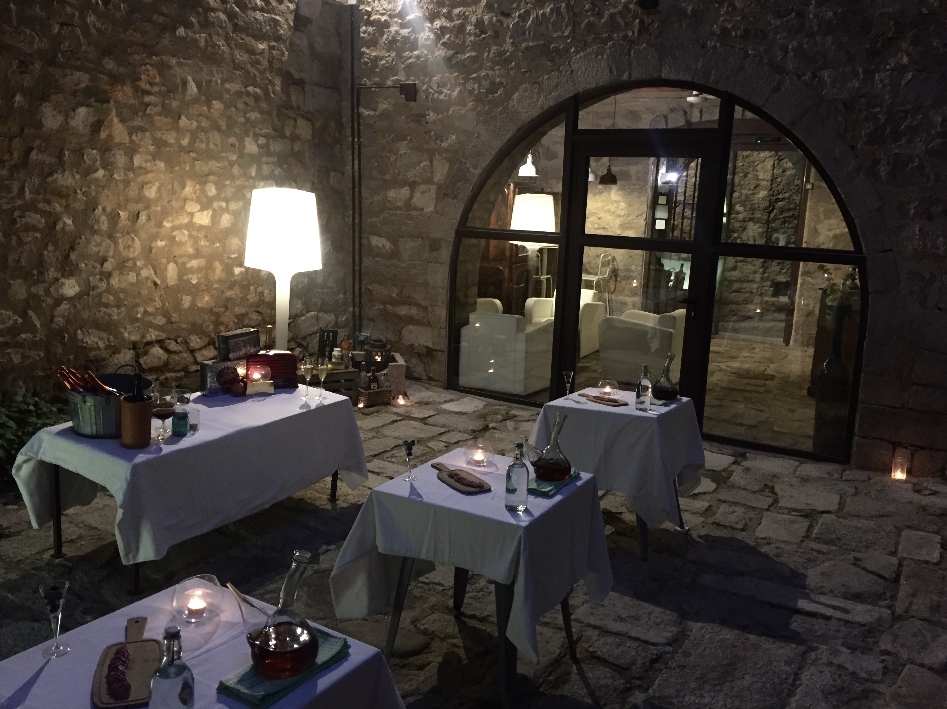Taules preparades per a una celebració al pati medieval