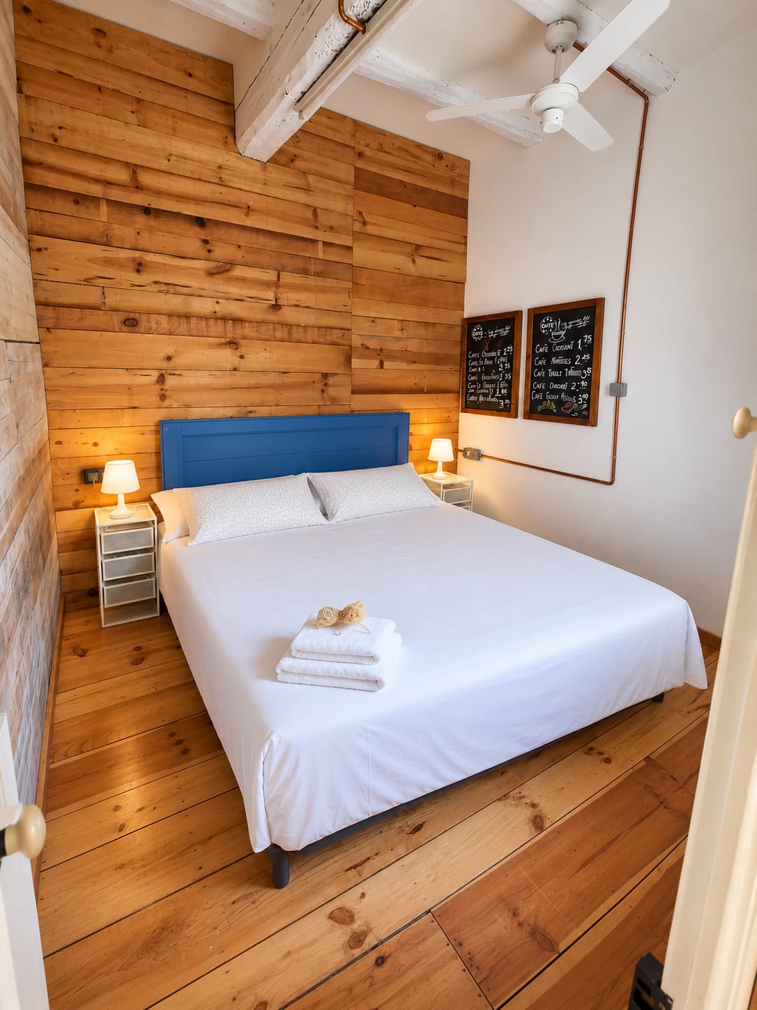 Habitació de matrimoni amb capçal blau