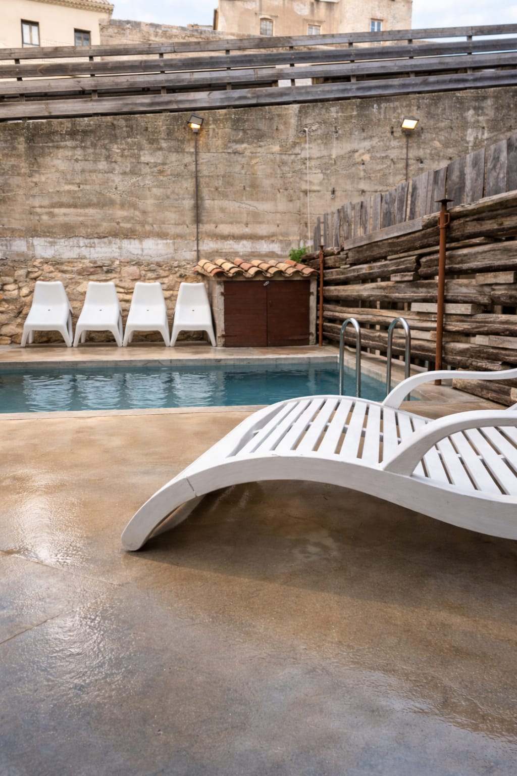 Gandules al costat de la piscina privada de Sant Domenec Pool&Bike