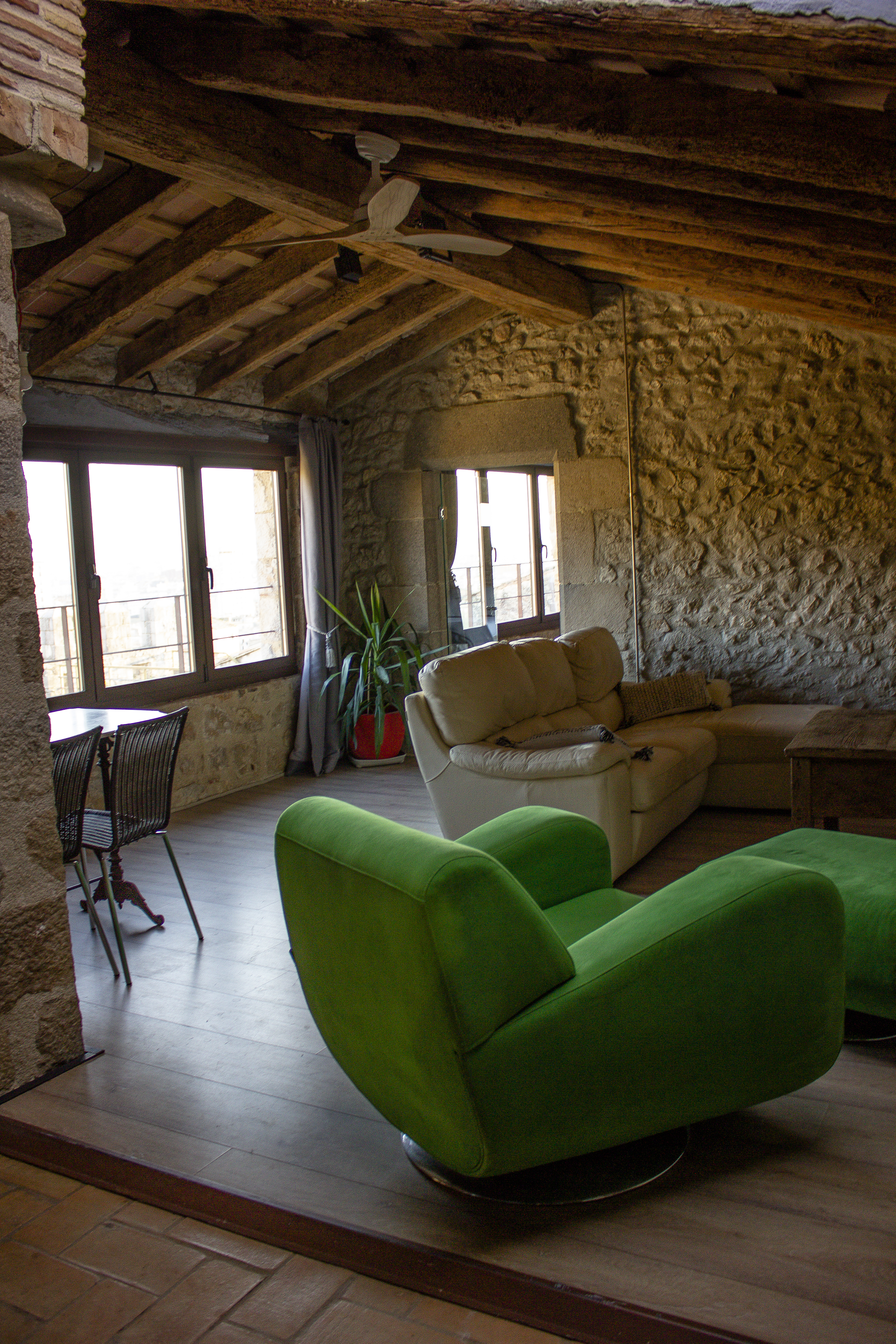 El Badiu: Llum natural i grans finestrals a la planta superior